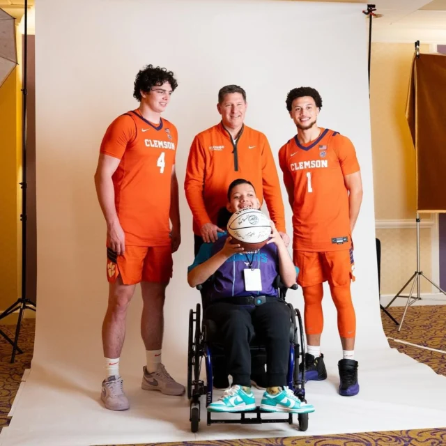 With thanks to our amazing friends at @accsports, we were able to host members of the @rollinhornets at the #ACCTipOff event in Charlotte earlier this month!

ACC athletes continue to go above and beyond for our Dreamers and we could not be more grateful.

📸: @elijahjjordan