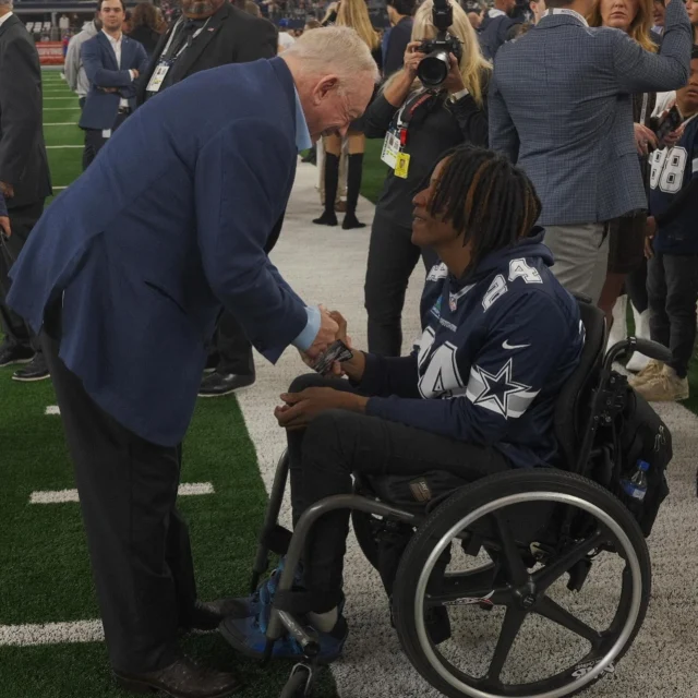 What an AMAZING Dream day for Myles with the @dallascowboys. 💙 He had a VIP sideline experience with the Cowboys and got to meet many Cowboys players, including Dak Prescott and @ezekielelliott, as well as Jerry Jones. ✨ 

📷: @b.a.w_media